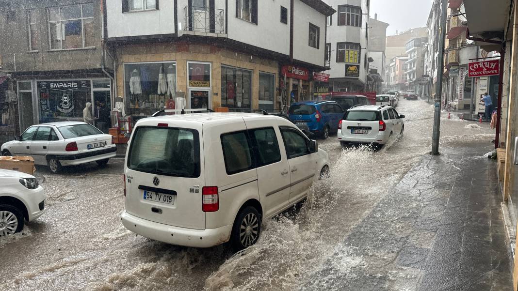 Bayburt'u sağanak vurdu! Cadde ve sokaklar göle döndü 4